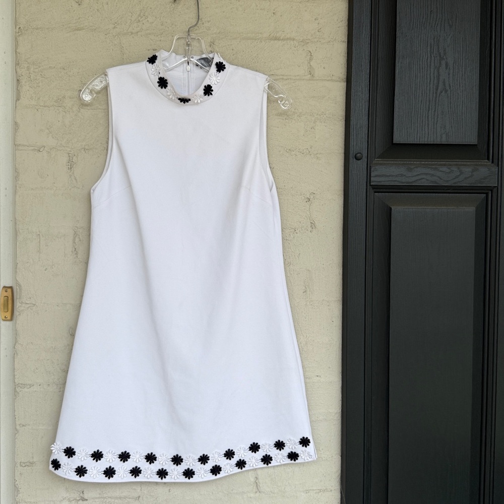 Alice + Olivia Classics White Sleeveless Shift with 3-D Flower Trim Size 6 - Picture 4 of 16